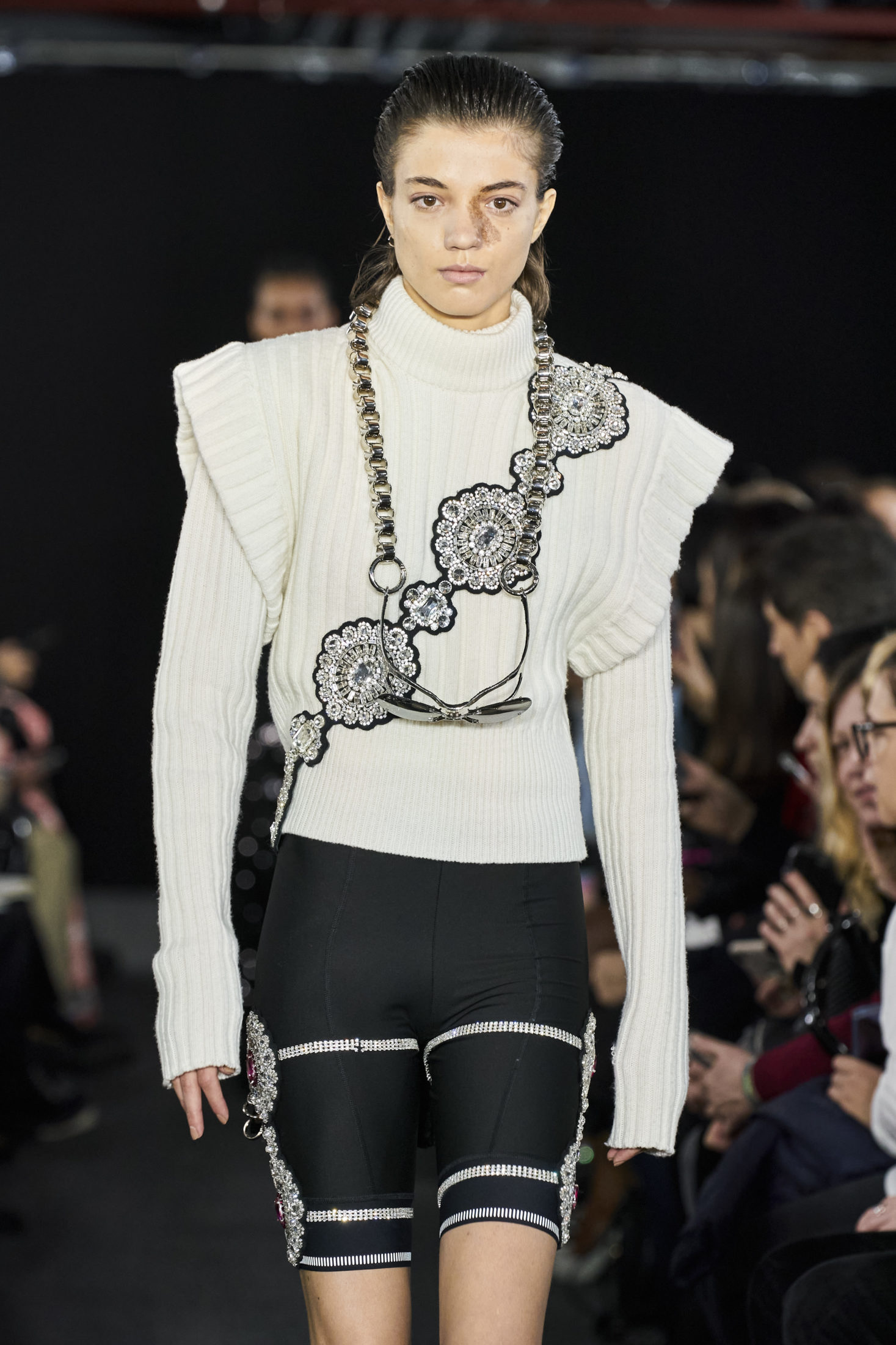 Сұлулық – ұсақ-түйекте: әлемдік дизайнерлер топтамаларындағы қазақ оюлары