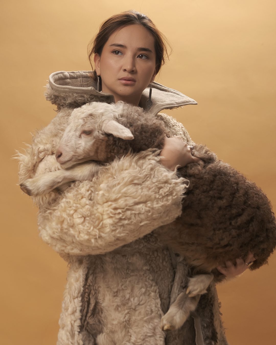 «Дұрыс феминизм түсінігі»: Салтанат Бақаеваның алғашқы продюсерлік жобасы – Zuleikha спектаклі, әйелдердің қоғамдағы орны және актерлік каст жайында